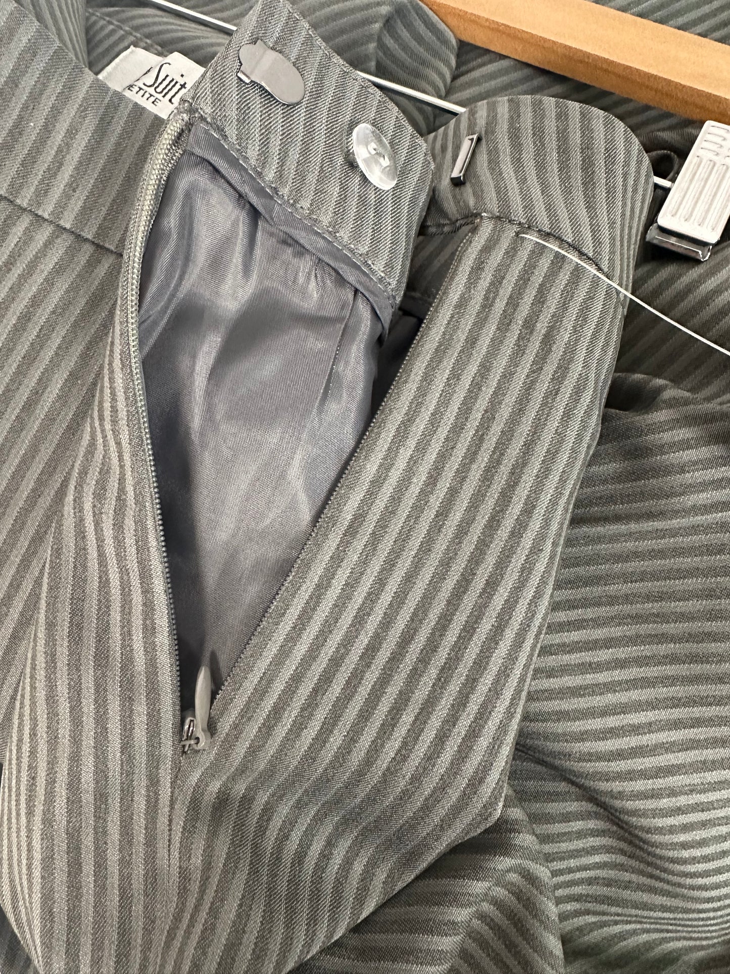 LE SUIT Women’s Pin Striped 2-Piece Suit